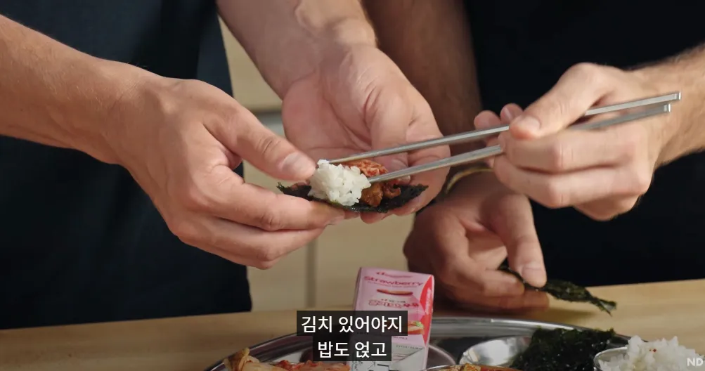 조회수 500만회 넘게 찍은 해외 대형 유튜버의 한국 급식 | 인스티즈