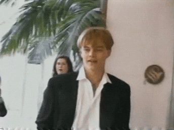 팬에게 사인해주는 레오나르도 디카프리오.gif | 인스티즈