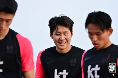 조규성이 이강인한테 뽀뽀하는 게 왜 유독 도파민 도는지 분석하는 달글 | 인스티즈