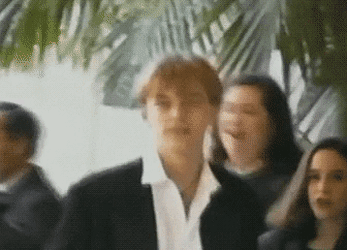 팬에게 사인해주는 레오나르도 디카프리오.gif | 인스티즈