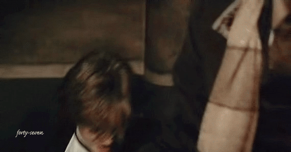 팬에게 사인해주는 레오나르도 디카프리오.gif | 인스티즈