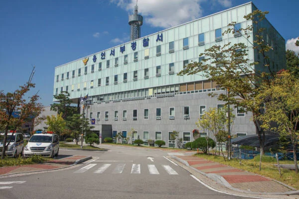 아이셋을 케어하던 엄마가 1살짜리 막내를 주차장서 놓쳐서 애가 차에 치임 운전자 입건 | 인스티즈