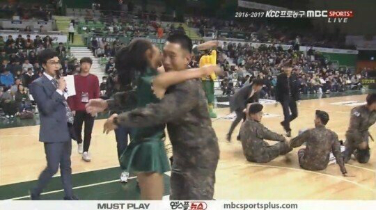 군인한테 포상 내려주는 강윤이 치어리더.jpgif | 인스티즈