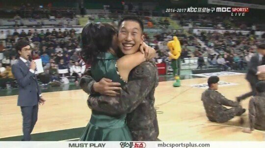 군인한테 포상 내려주는 강윤이 치어리더.jpgif | 인스티즈