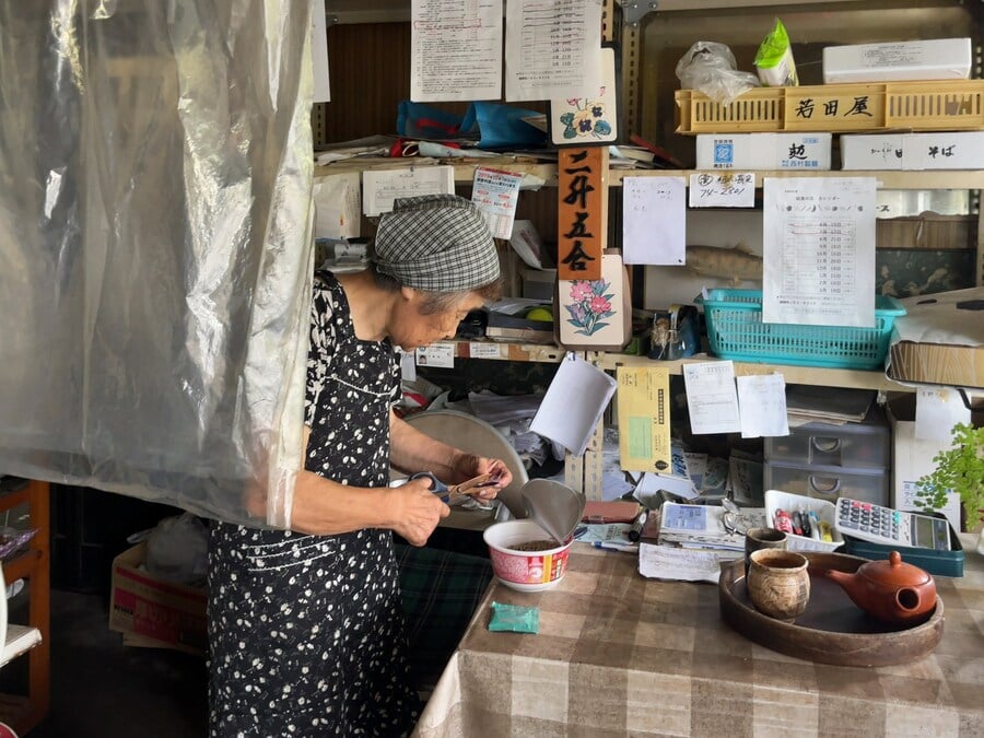 일본 시골 한 구멍가게의 컵라면 정식 | 인스티즈