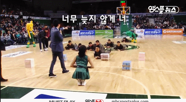 군인한테 포상 내려주는 강윤이 치어리더.jpgif | 인스티즈