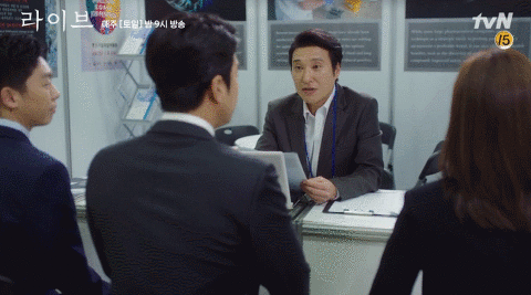 면접보다 빡쳐서 나가는 정유미.gif | 인스티즈