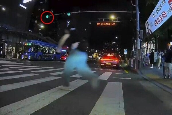 응급실 가던 차 앞에 뛰어든 보행자…홍대 무단횡단 영상 논란 | 인스티즈