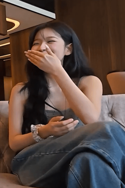 은근 요망한 후로미스나인 백지헌 몸매.gif | 인스티즈