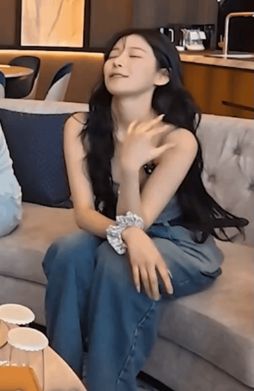 은근 요망한 후로미스나인 백지헌 몸매.gif | 인스티즈