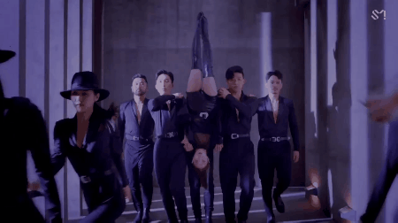 보아의 유리천장 걷는 것 같은 안무를 거꾸로 돌려 보았다.gif | 인스티즈