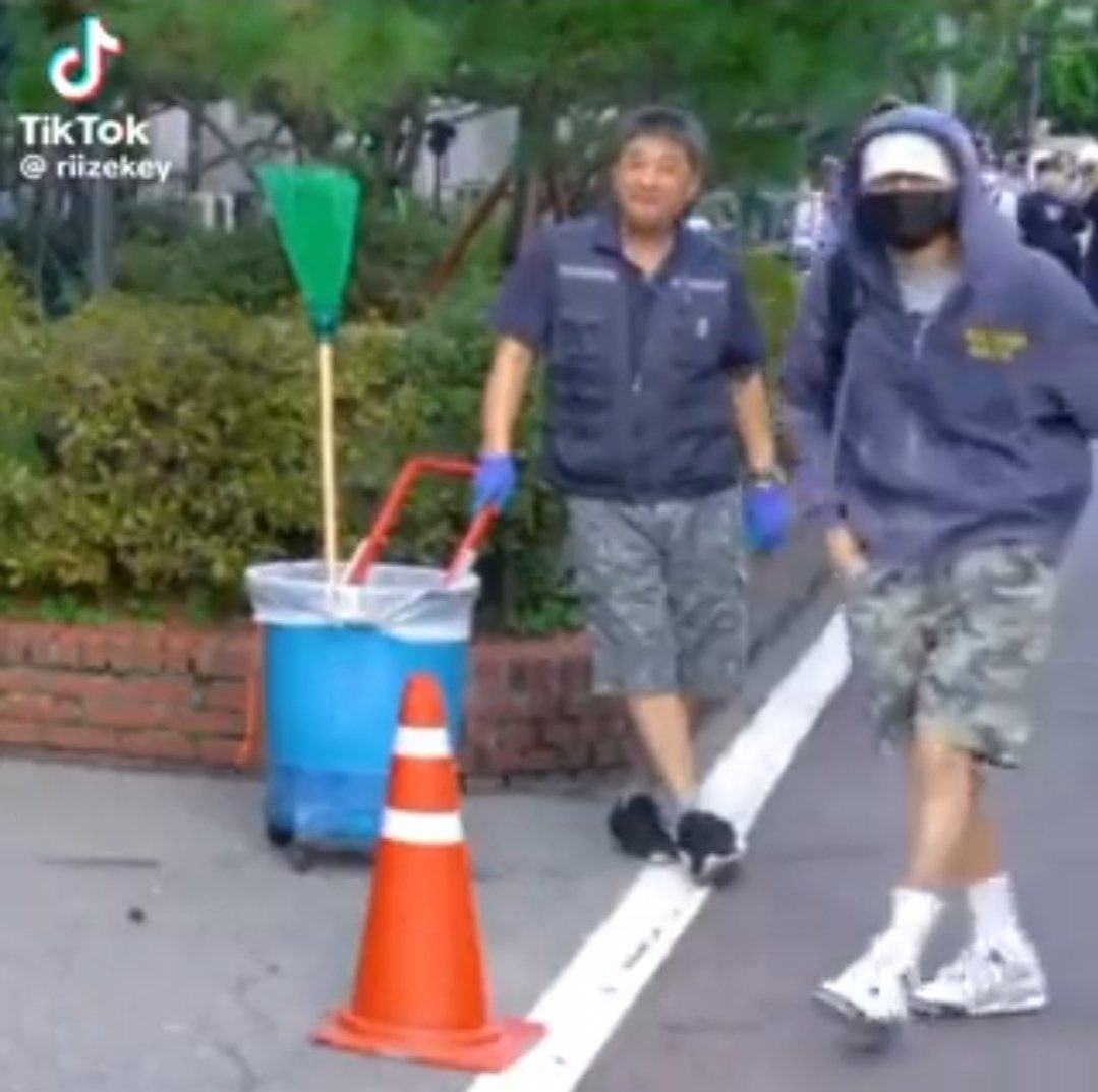 요새 그냥 초딩부터 할아버지까지 다 버뮤다팬츠 입고 다녀서 너무 웃김.twt | 인스티즈