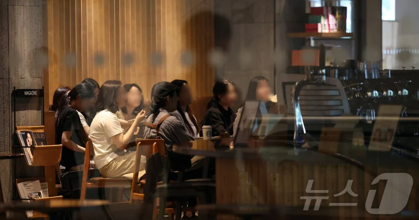 역사 강의 듣는 스타벅스 직원들 | 인스티즈
