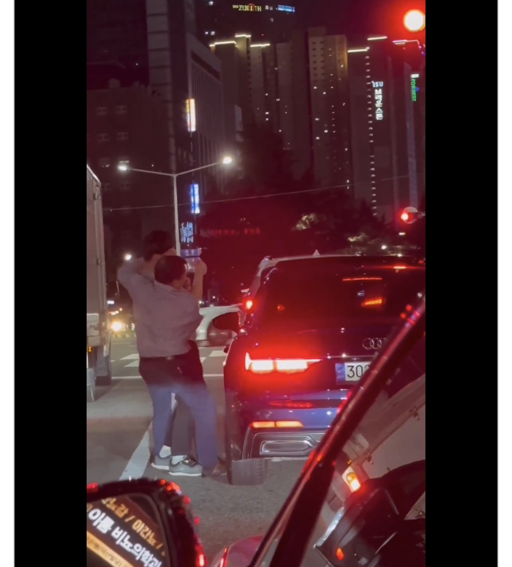 23년도에 난리났었던 옆 차량 여성 머리채 뜯는 지적장애인남 | 인스티즈