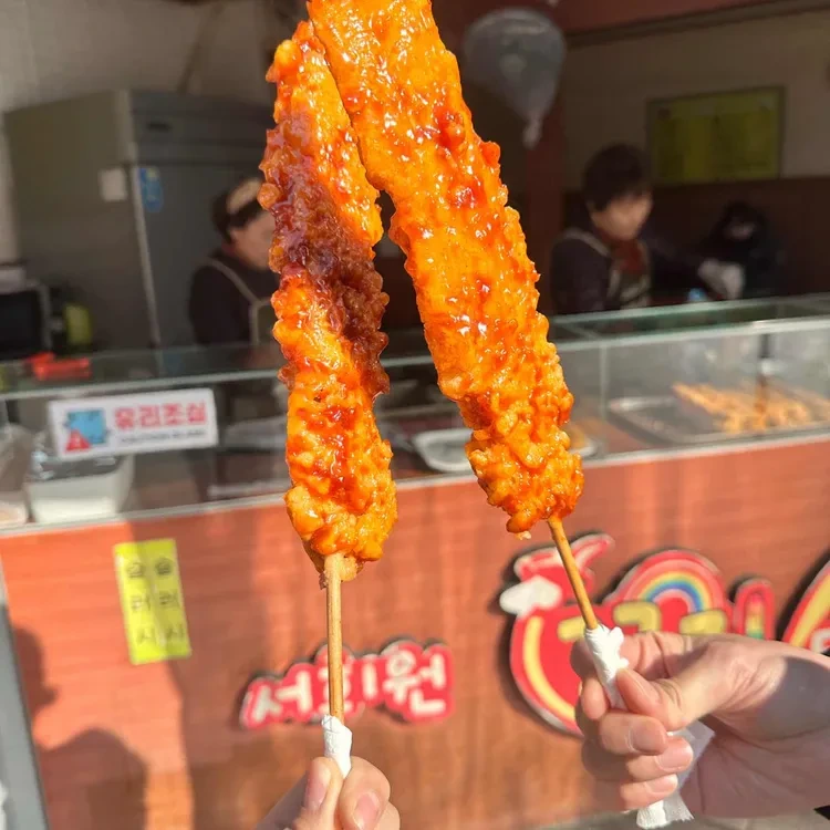 이제는 없어서 못먹는 추억의 길거리 후라이드 닭꼬치.....jpg | 인스티즈