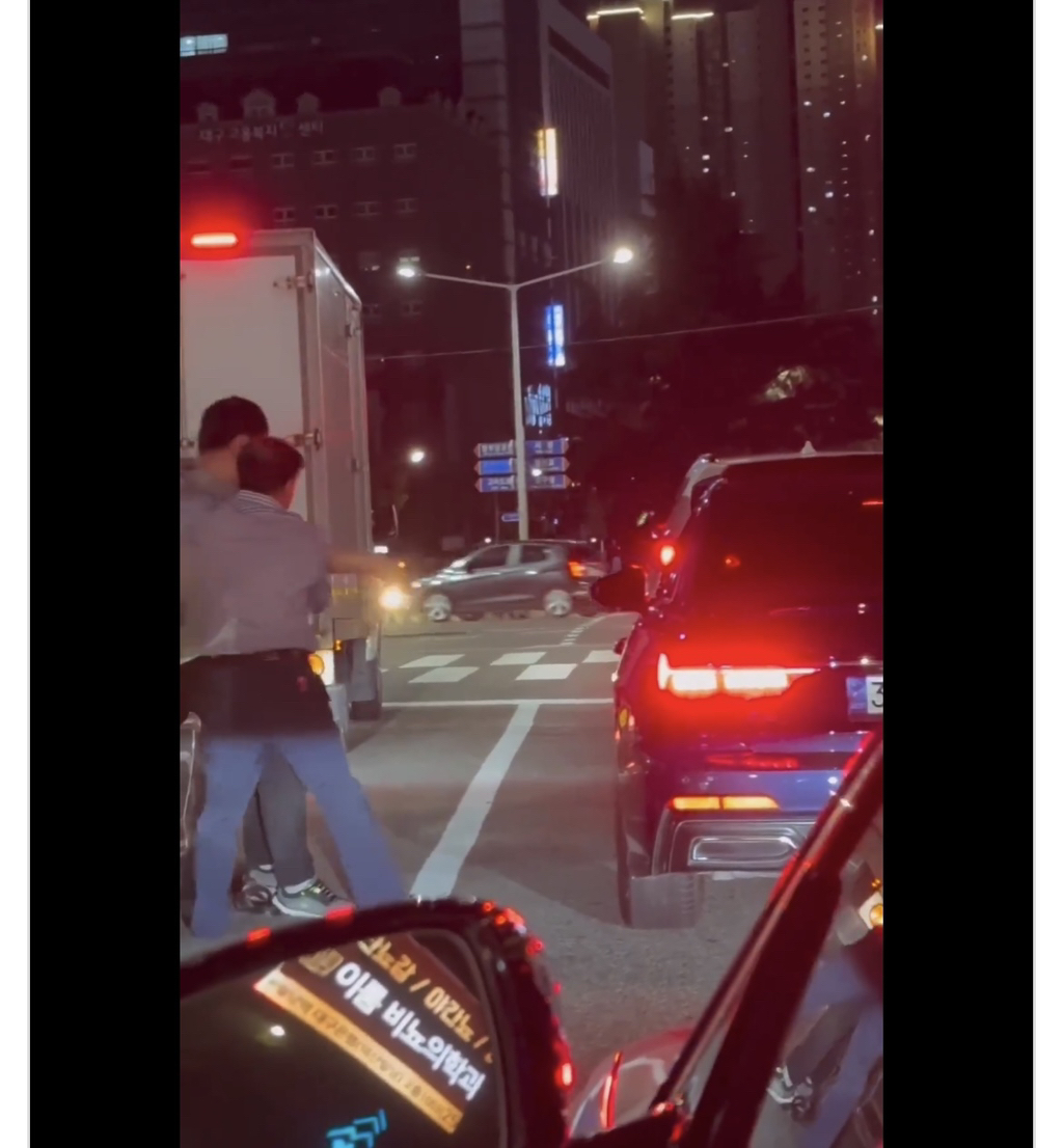 23년도에 난리났었던 옆 차량 여성 머리채 뜯는 지적장애인남 | 인스티즈