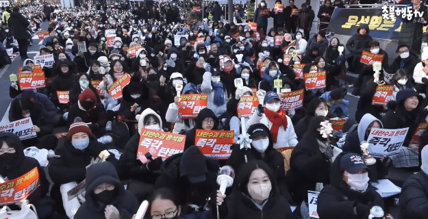 집회에서 응원봉 소개하는 시간 가짐.jpgif | 인스티즈