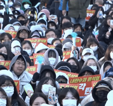 집회에서 응원봉 소개하는 시간 가짐.jpgif | 인스티즈