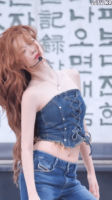 청청 패션 입은 새하얀 빌리 츠키.gif | 인스티즈