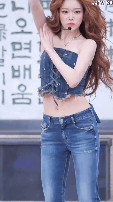 청청 패션 입은 새하얀 빌리 츠키.gif | 인스티즈