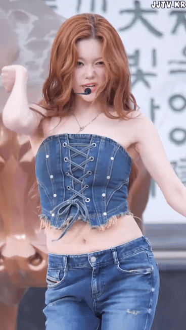 청청 패션 입은 새하얀 빌리 츠키.gif | 인스티즈