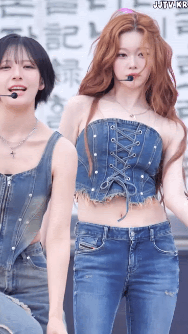 청청 패션 입은 새하얀 빌리 츠키.gif | 인스티즈