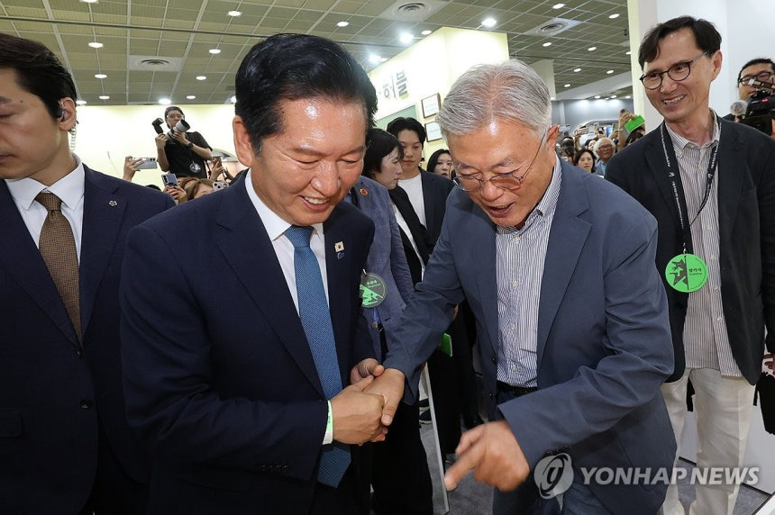 정청래, 대표 사퇴 직후 문재인 만났다..."등 토닥여주셨다" | 인스티즈