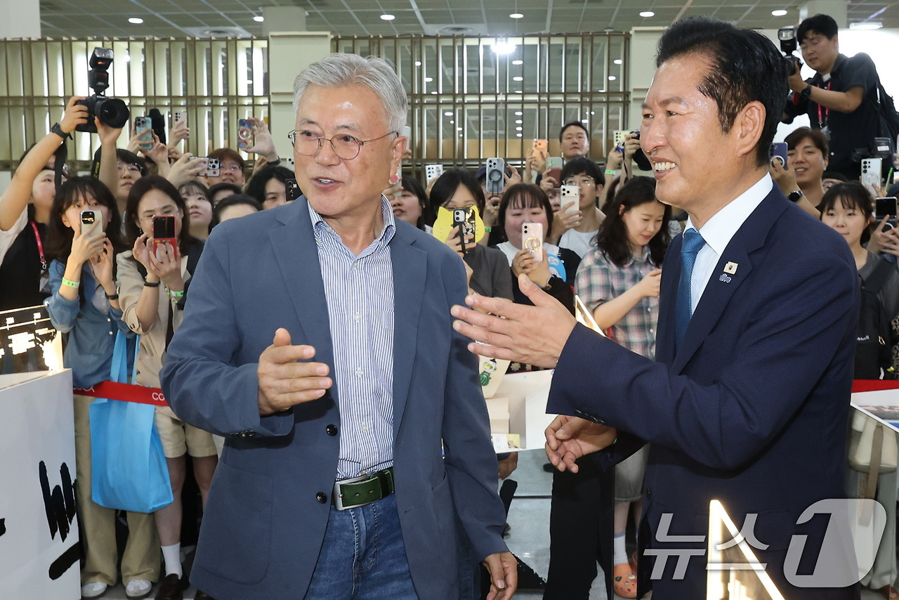 정청래, 대표 사퇴 직후 문재인 만났다..."등 토닥여주셨다" | 인스티즈