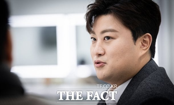 [강일홍의 오늘연예] 김호중 출소 후 첫 행보…"다리 수술" 한 목소리 | 인스티즈