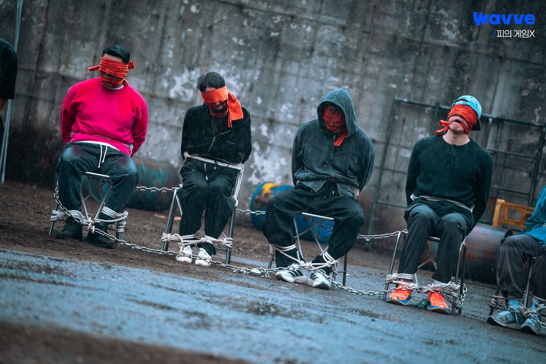 의자 못부수게 철제의자에 앉혀놓은 피의게임 | 인스티즈
