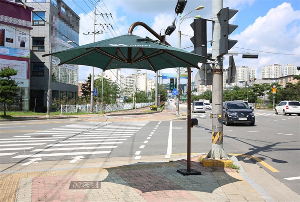 한국의 횡단보도 그늘막 벤치마킹해서 도쿄에 설치된 근황.jpg | 인스티즈