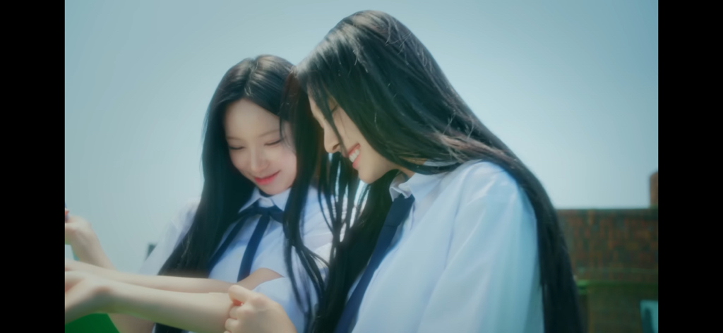 태연 '만찬가' 리메이크 버전 뮤직비디오 찍은 리센느 원이, 미나미 | 인스티즈