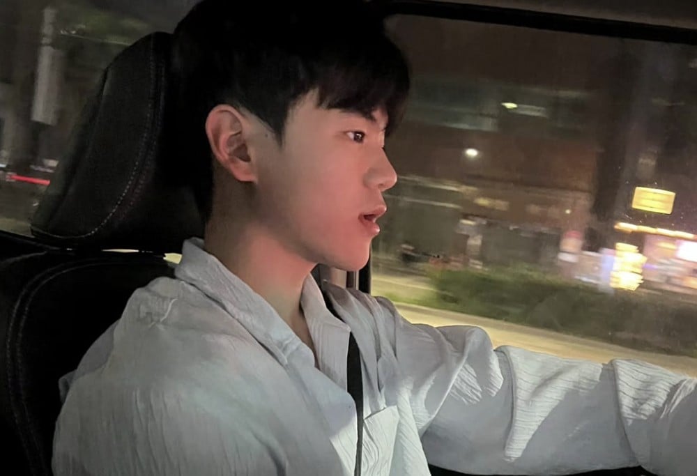 '만 19세' 윤후, 핸들 잡고 드라이브→'무면허 의혹' 전면 차단…"무면라이더 아냐" | 인스티즈