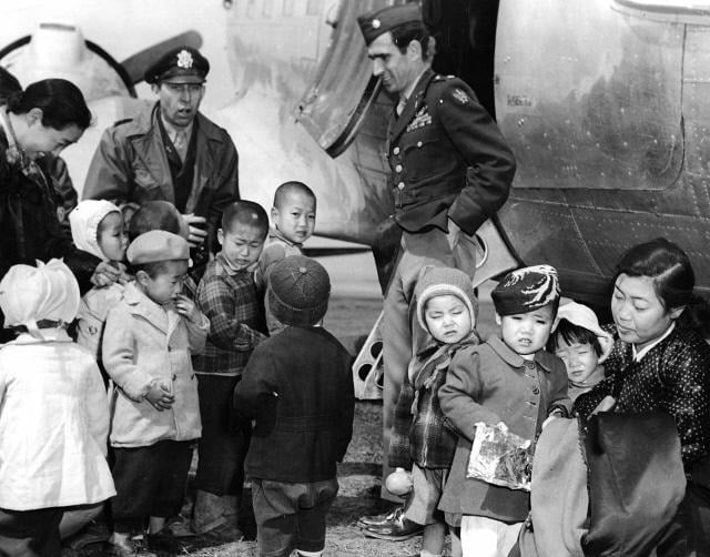 "한국 전쟁 고아의 아버지”라 불리는 미국 군인 | 인스티즈