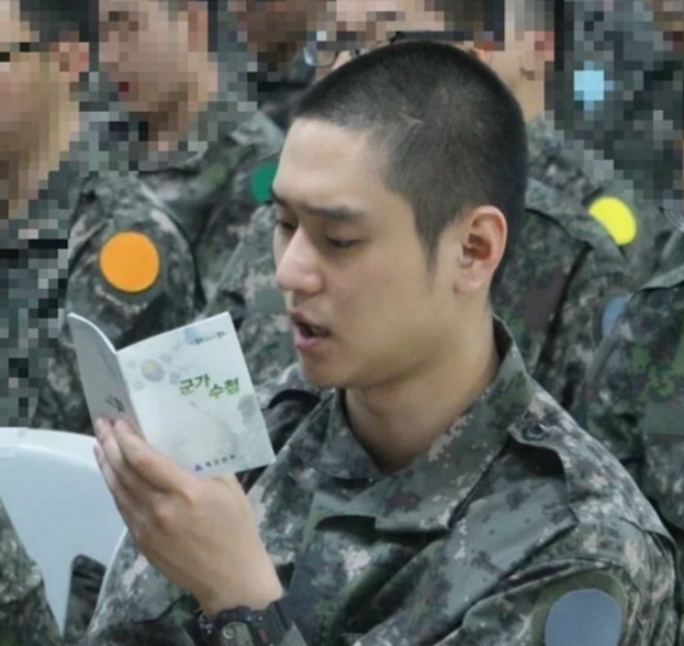 퍼스널 컬러가 직업군인 같은 고경표 | 인스티즈