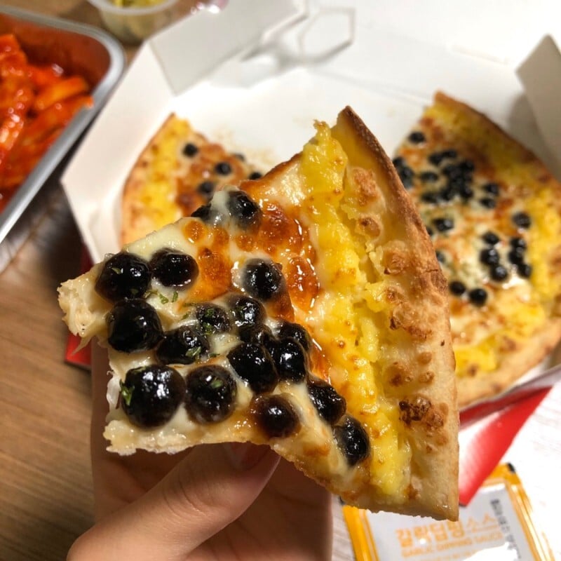 피자 위에 흑당버블티 쏟음.............jpg | 인스티즈