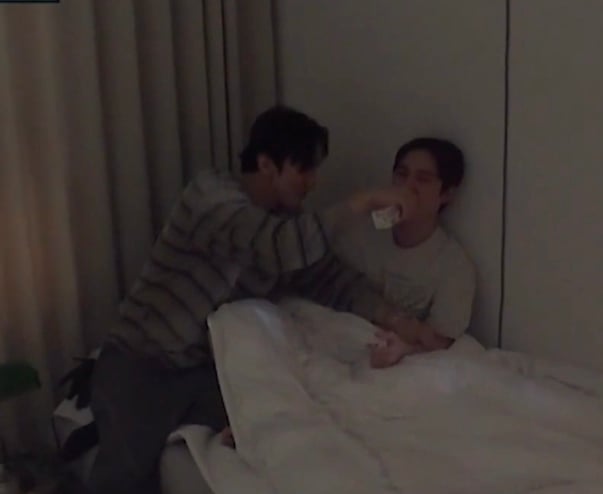눈 앞에 도경수만 있으면 통제광 되는 이광수.twt | 인스티즈