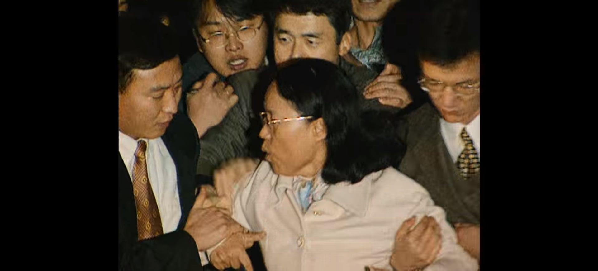 [넷플릭스 나는 신이다] 다짜고짜 죽여달라며 자신의 뺨을 사정없이 내려치는 사람.jpg | 인스티즈