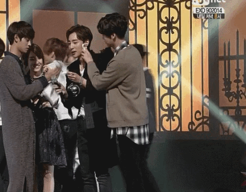 카메라 원샷을 위해 비켜주는 연예인들.gif | 인스티즈