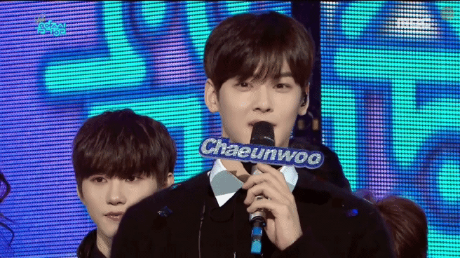 카메라 원샷을 위해 비켜주는 연예인들.gif | 인스티즈