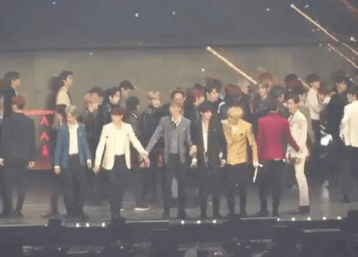 카메라 원샷을 위해 비켜주는 연예인들.gif | 인스티즈