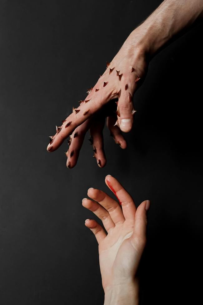 가족이라는 이름 아래 학대가 사랑으로 정의될 수 있을까요? | 인스티즈