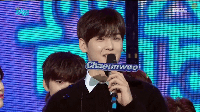 카메라 원샷을 위해 비켜주는 연예인들.gif | 인스티즈