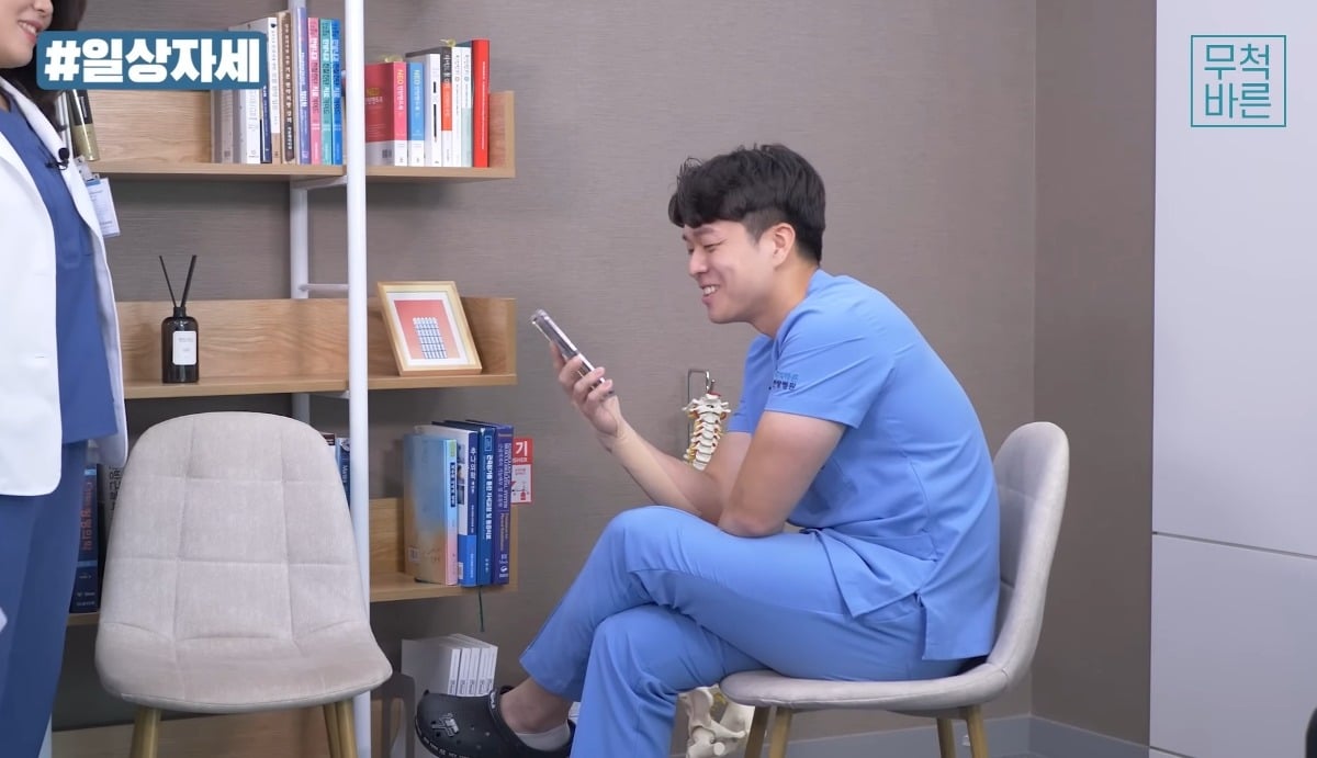 카페같은 데서 굉장히 흔하게 보이는 허리 아작난다는 자세 | 인스티즈