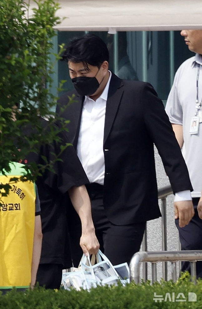 [포토] '음주 뺑소니' 김호중 가석방 출소 | 인스티즈