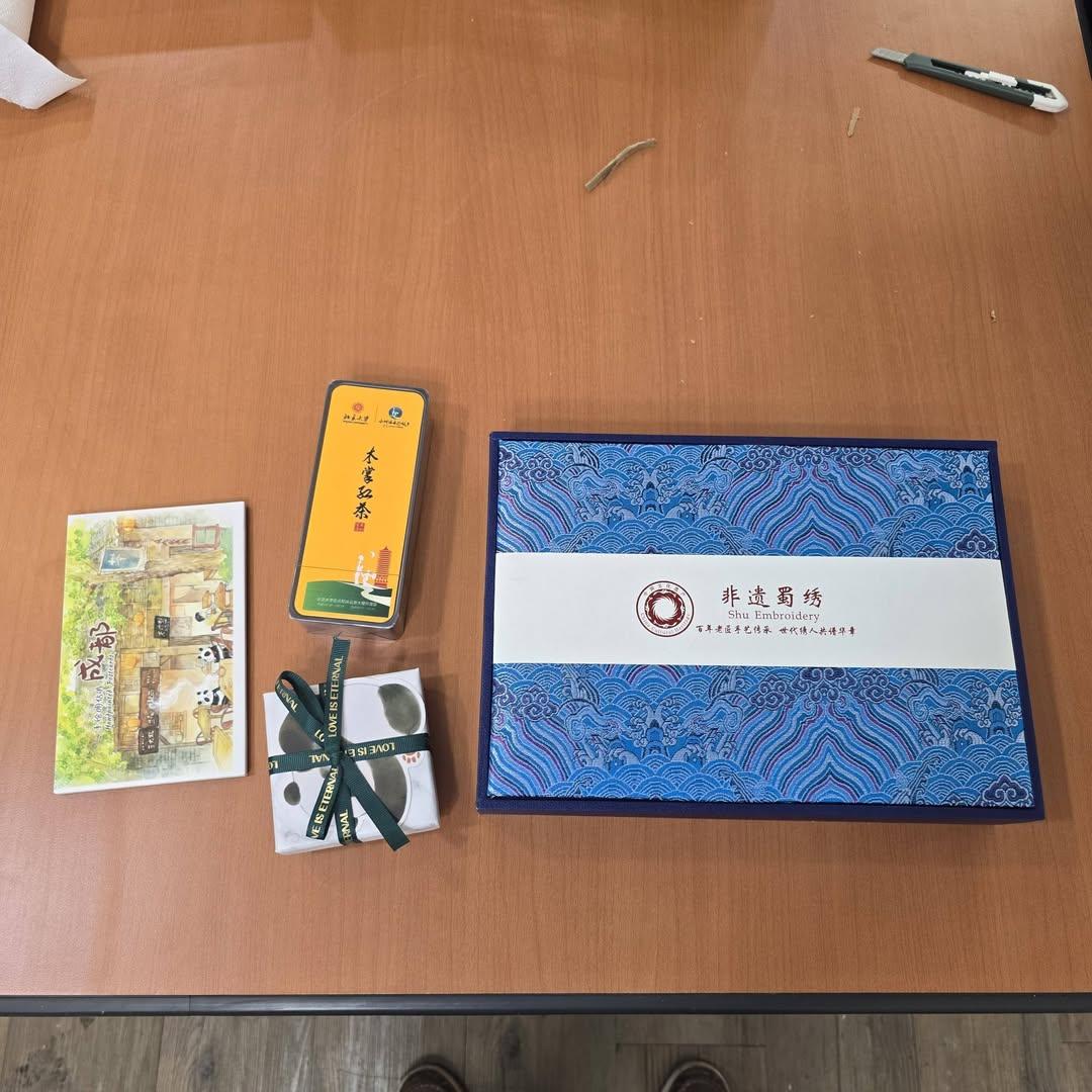 작년 여름 중국 여학생 3명을 승용차에 태워 호텔까지 데려다주었습니다 | 인스티즈