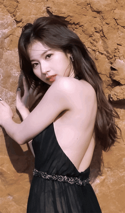 등짝도 요망한 트와이스 사나 .gif | 인스티즈