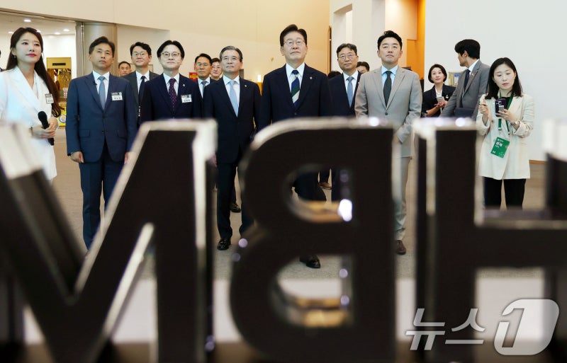 6월 수출 첫 1000억 달러 돌파…반도체도 첫 400억 달러 넘어 | 인스티즈