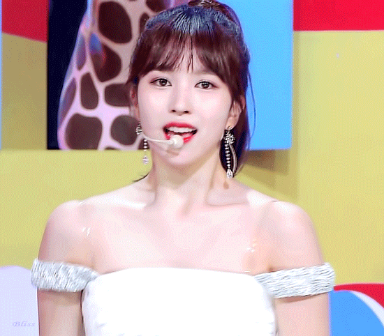 반묶음머리하고 레전드 찍은 트와이스 미나.gif | 인스티즈