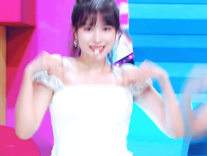 반묶음머리하고 레전드 찍은 트와이스 미나.gif | 인스티즈